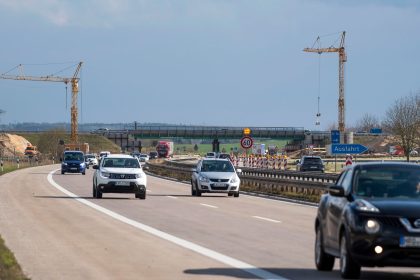 Auf Autobahn A 19: Familienvater löscht Autobrand mit acht Flaschen Bier
