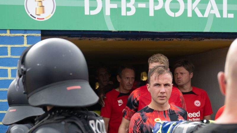 Frankfurts Mario Götze kommt nach einer Spielunterbrechung zurück ins Stadion.