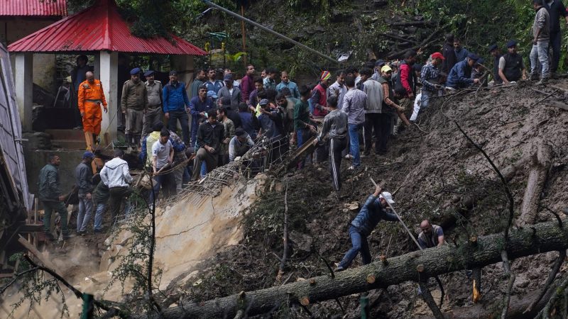 Rettungskräfte bei der Suche nach Menschen, die nach einem Erdrutsch in der Nähe eines hinduistischen Tempels verschüttet wurden.
