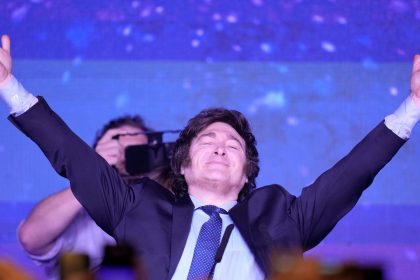In Argentinien hat der libertäre Populist Javier Milei die Vorwahlen zur Präsidentenwahl laut Medienberichten gewonnen. Wie die Zeitung «Clarín» berichtete, holte der 52-jährige Ökonom nach Auszählung von mehr als 96 Prozent der Wahllokale 30,11 Prozent der Stimmen.