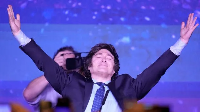 In Argentinien hat der libertäre Populist Javier Milei die Vorwahlen zur Präsidentenwahl laut Medienberichten gewonnen. Wie die Zeitung «Clarín» berichtete, holte der 52-jährige Ökonom nach Auszählung von mehr als 96 Prozent der Wahllokale 30,11 Prozent der Stimmen.