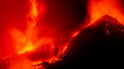 Ätna spuckt Lava und Asche – Flughafen Catania vorerst zu