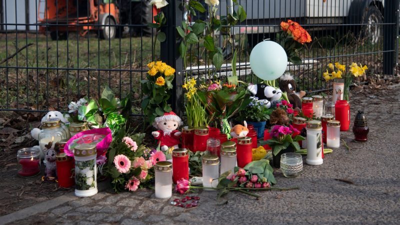 Blumen, Kerzen und Kuscheltiere im Gedenken an eine Fünfjährige in Berlin.