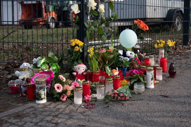 Blumen, Kerzen und Kuscheltiere im Gedenken an eine Fünfjährige in Berlin.