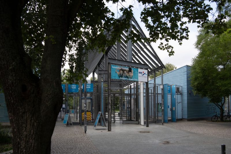 Berliner Freibad: Sicherheitsmitarbeiter von zwei Männern angegriffen