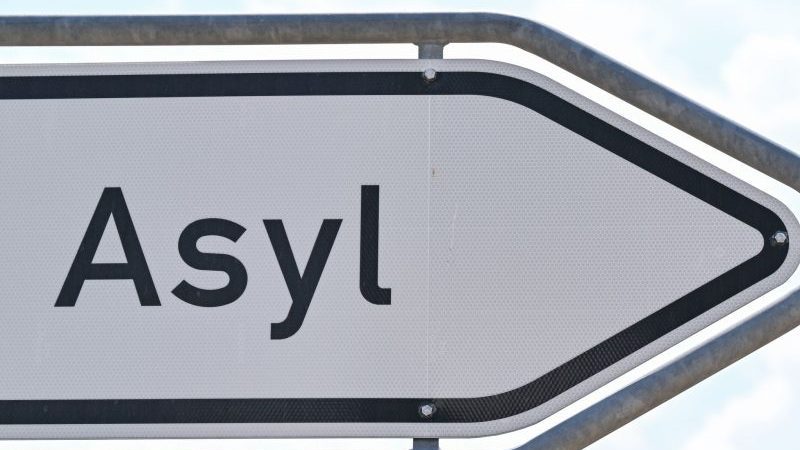 Das Wort «Asyl» steht auf einem Wegweiser zur Erstaufnahme-Einrichtungen (EAE) des Landes Brandenburg in Eisenhüttenstadt.