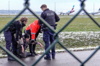 Polizeieinsätze am BER: Mehr Klimaaktivisten sollen zahlen