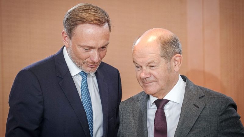 Finanzminister Christian Lindner und Bundeskanzler Olaf Scholz vor der Sitzung des Bundeskabinetts.