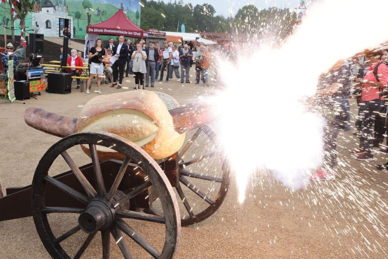 Eine Bratwurstkanone eröffnet mit einem symbolischem Kanonenschlag das neue Bratwurstmuseum auf dem Museumsgelände im thüringischen Mühlhausen. Auf insgesamt vier Hektar wird die Geschichte der Bratwurst dargestellt.