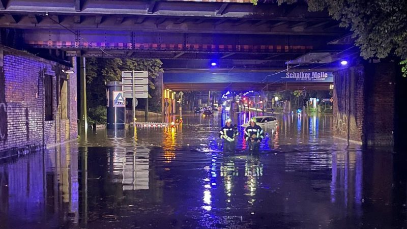 Heftige Regenfälle haben in Gelsenkirchen eine Straße im Stadtteil Schalke überflutet.