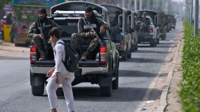 Ein Konvoi aus paramilitärischen Kräften und der Polizei patrouilliert auf einer Straße in Jaranwala.