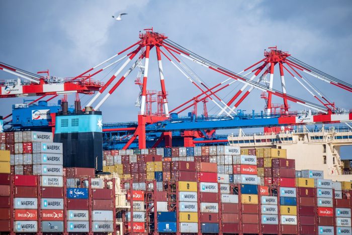 Containerschiffe liegen am Wilhelmshavener Tiefwasserhafen Jade-Weser-Port. Gesunkene Importe und Exporte haben im Juni die Handelsbilanz beeinflusst.