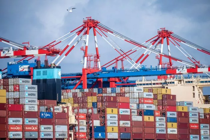 Containerschiffe liegen am Wilhelmshavener Tiefwasserhafen Jade-Weser-Port. Gesunkene Importe und Exporte haben im Juni die Handelsbilanz beeinflusst.