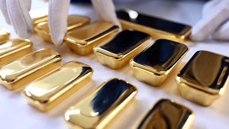 Bei der Agosi AG in Pforzheim werden frisch gegossene Goldbarren gezeigt. Derzeit sinkt der Goldpreis immer weiter ab.