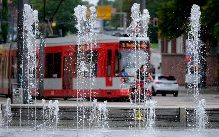 Ein Springbrunnen sprudelt auf dem Platz Reileck in Halle an der Saale. Heißes Sommerwetter bestimmt die nächsten Tage in Mitteldeutschland.