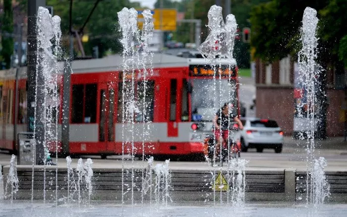 Ein Springbrunnen sprudelt auf dem Platz Reileck in Halle an der Saale. Heißes Sommerwetter bestimmt die nächsten Tage in Mitteldeutschland.