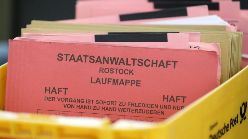 Unterlagen der Staatsanwaltschaft Rostock bei einem Prozess im Landgericht (Symbolfoto). Die Anklagebehörde lehnte Ermittlungen gegen einen LNG-Manager ab.