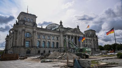 Die Baustelle vor dem Reichstagsgebäude könnte auch eine Metapher für die vielen Baustellen der Ampel-Regierung derzeit sein.