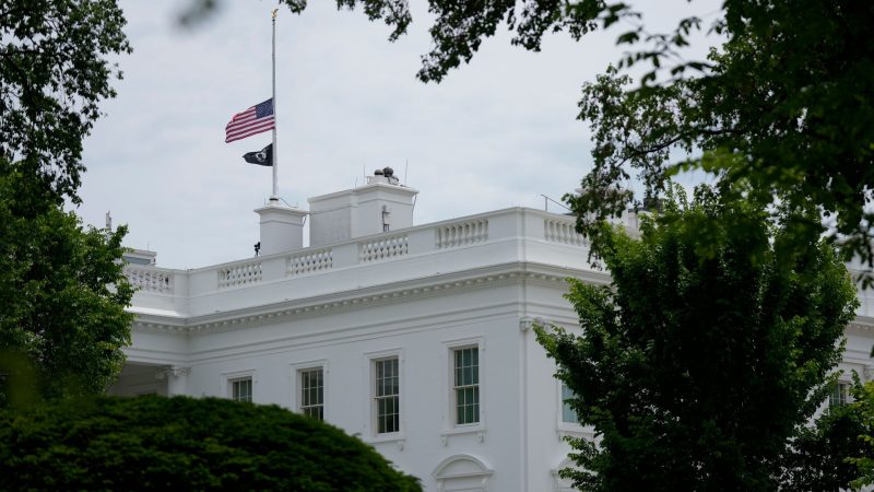 Die amerikanische Fahne weht auf dem Weißen Haus.