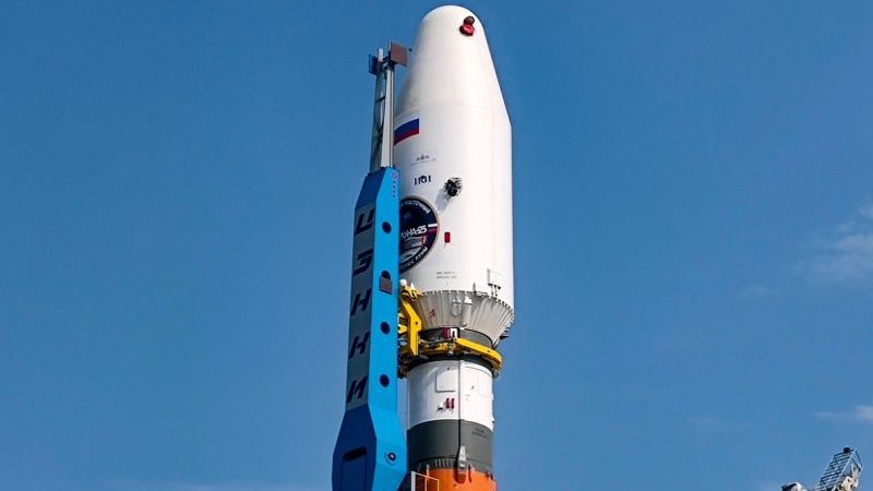 Die Trägerrakete vom Typ Sojus-2.1b mit der Raumsonde «Luna-25» an Bord steht am Startplatz auf dem Weltraumbahnhof Wostotschny.