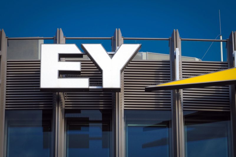 Das Logo des Wirtschaftsprüfungs- und Beratungsunternehmens Ernst & Young (EY).