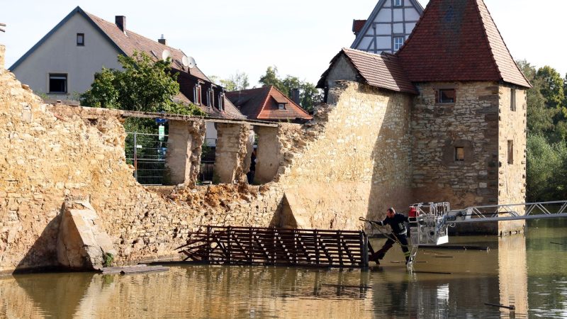 Blick auf den eingestürzten Teil der historischen Stadtmauer am Seeweiher in Weißenburg.
