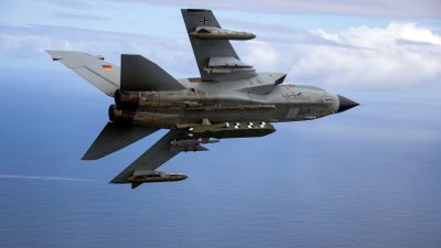 Ein Kampfjet Tornado IDS ASSTA 3.0, bestückt mit dem Lenkflugkörper Taurus.