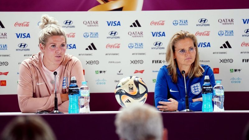 Millie Bright (l) und Englands Cheftrainerin Sarina Wiegman bei der Pressekonferenz.