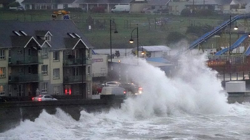 Wellen schlagen gegen die Ufermauer im irischen  Tramore,  während der Sturm «Betty» starke Winde und Regen sowie die Gefahr von Überschwemmungen mit sich bringt.