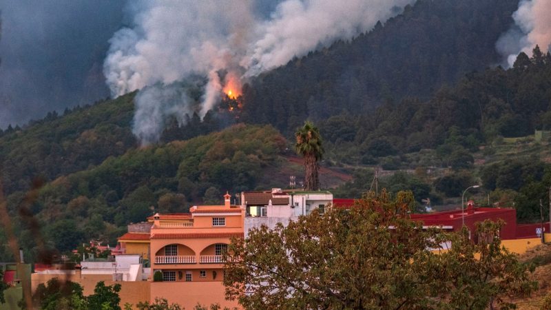 Das Feuer breitet sich in La Orotava aus.