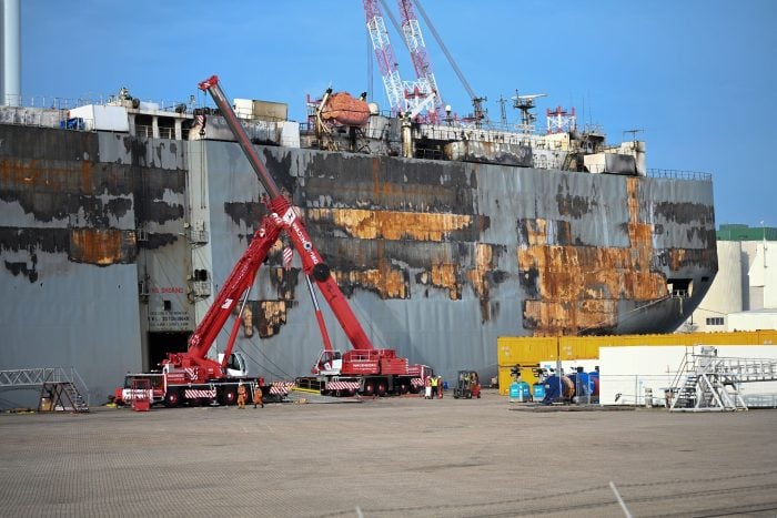 Nach dem verheerenden Feuer auf dem Autofrachtschiff vor der niederländischen Küste hat die Bergung der Ladung begonnen. Die auf den unteren vier Decks der «Fremantle Highway» stehenden Autos sollten nach Passieren einer Waschanlage vom Schiff geholt werden.