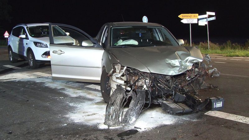 Zehn Menschen bei Autounfall verletzt