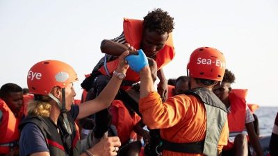 Flüchtlinge werden von einem Schlauchboot evakuiert. (Archiv)