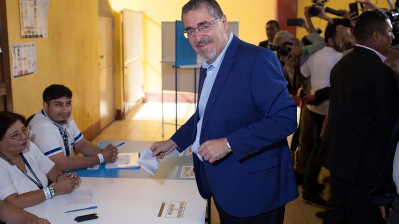 Bernardo Arevalo, Präsidentschaftskandidat der Partei Movimiento Semilla (Bewegung Saatkorn), gibt seine Stimme bei der Stichwahl der Präsidentschaftswahlen in Guatemala ab.