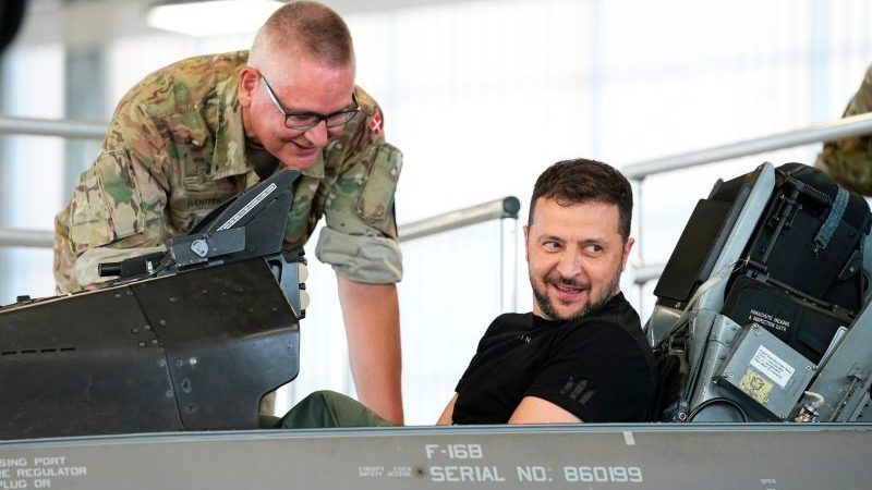 Der ukrainische Präsident Wolodymyr Selenskyj (r) sitzt in einem F-16-Kampfjet auf dem Luftwaffenstützpunkt Skrydstrup. Dänemark und die Niederlande werden der Ukraine F-16-Kampfjets liefern.