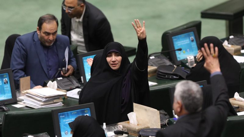 Im Iran haben Abgeordnete die umstrittene Strafreform der Kopftuchpflicht einen entscheidenden Schritt weitergebracht.