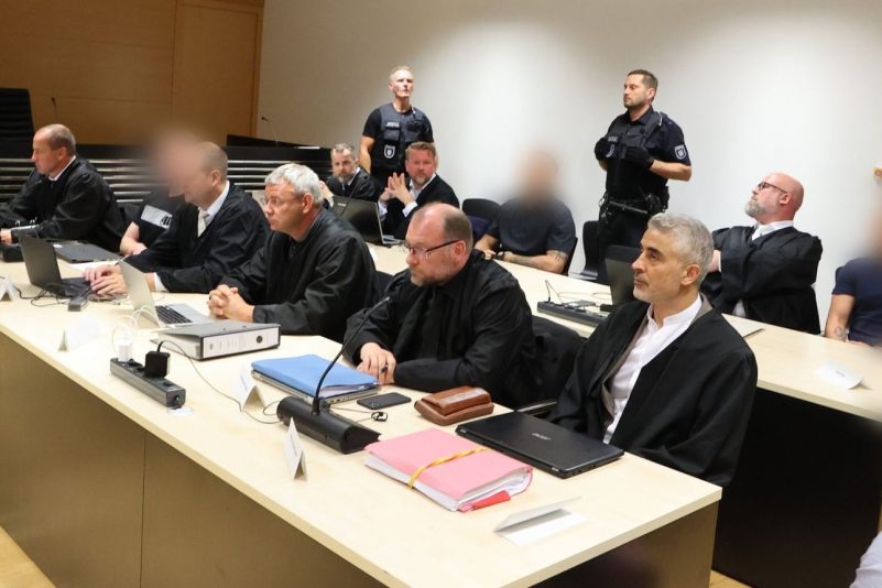 Die vier Angeklagten sollen laut Anklage des Generalbundesanwalts die rechtsextremistische Kampfsportgruppe "Knockout 51" gegründet haben und dort Mitglieder gewesen sein.