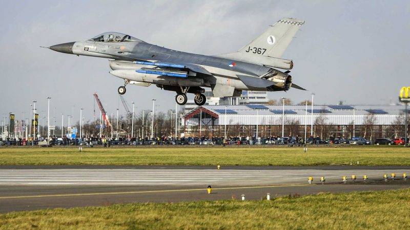 Ein F-16-Kampfjet der niederländischen Luftwaffe landet während einer Militärübung auf dem Flughafen Schiphol. Die Niederlande und Dänemark wollen Jets dieser Art an die Ukraine liefern.