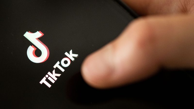 Eine Person öffnet die Tiktok-App.