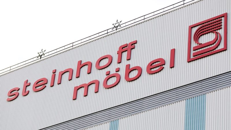 Der Schriftzug «Steinhoff Möbel» am Gebäude des früheren Firmensitzes in Westerstede.