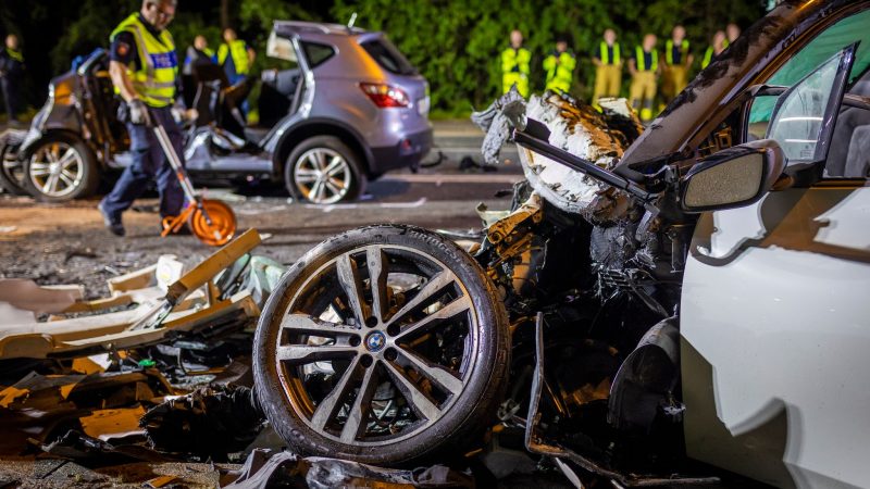 Zwei völlig zerstörte Autos an der Unfallstelle in Hannover.