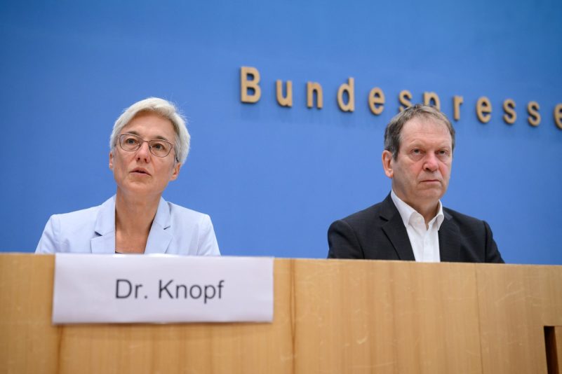 Attestieren dem Klimakurs der Bundesregierung große Lücken: Hans-Martin Henning (r), Vorsitzender und Brigitte Knopf, stellvertretende Vorsitzende vom Expertenrat für Klimafragen.