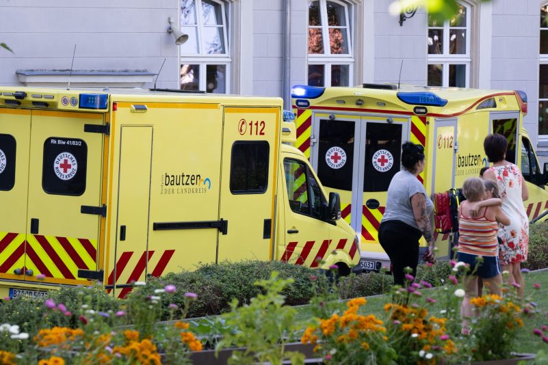 Krankenwagen stehen auf dem Schulhof einer Grund- und Oberschule in Bischofswerda.