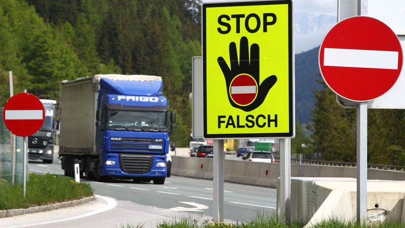 Ein Schild warnt auf einer Raststätte an der Brennerautobahn A13 bei Schönberg (Österreich) vor dem Befahren der Autobahn in die falsche Richtung.