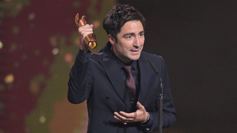 Regisseur und Drehbuchautor Ilker Catak bei der Verleihung des Deutschen Filmpreises mit dem Preis für die beste Regie für «Das Lehrerzimmer».
