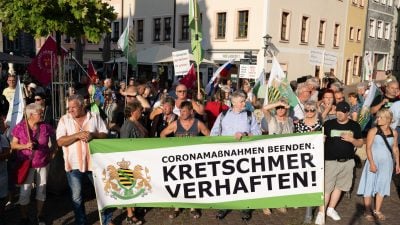 Die rechtsextreme Kleinstpartei «Freie Sachsen» war mit ein paar Dutzenden Anhängern unter anderem mit einem Plakat und der Aufschrift «Kretschmer verhaften» aufmarschiert.