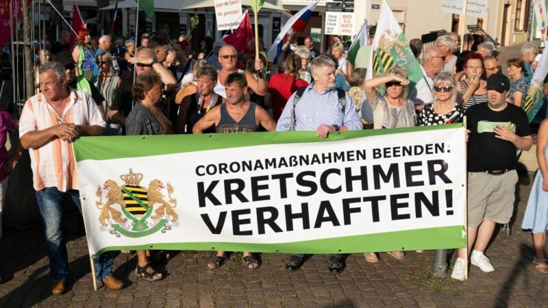 Die rechtsextreme Kleinstpartei «Freie Sachsen» war mit ein paar Dutzenden Anhängern unter anderem mit einem Plakat und der Aufschrift «Kretschmer verhaften» aufmarschiert.