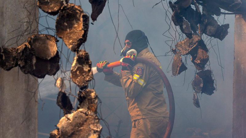 Ein Feuerwehrmann bekämpft einen Waldbrand in der Nähe von Athen.