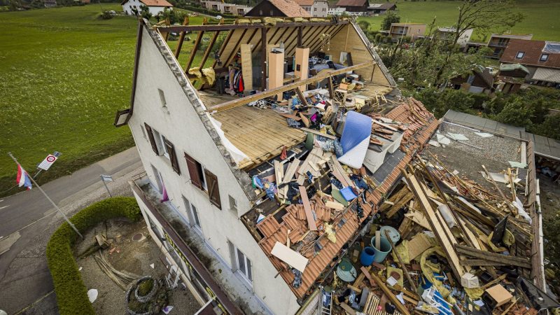 Ein Haus mit abgerissenem Dach, nachdem ein Tornado durch die Stadt La Chaux-de-Fonds in der Schweiz gefegt ist.