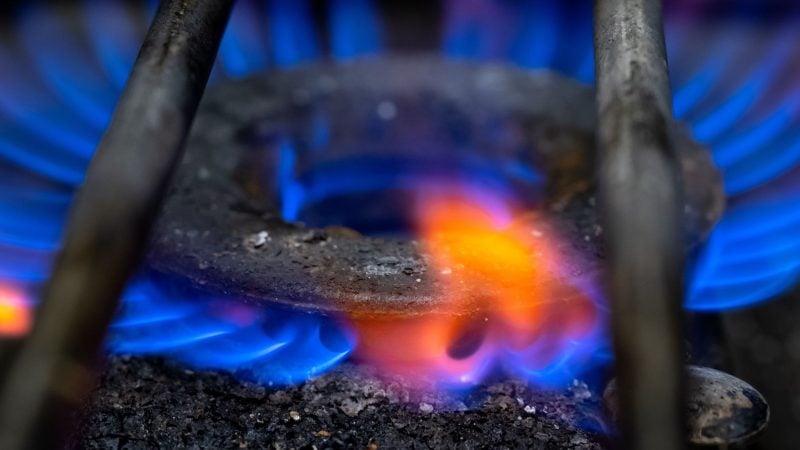 Flamme in einem Gasherd: Der Gaspreis sinkt.